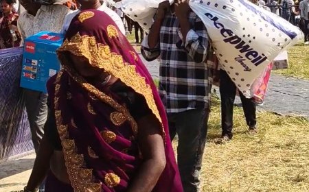 सामूहिक विवाह में दहेज पर्ची लेने की होड़:बरेली में धक्का-मुक्की, 27 घरेलू सामान और 64 हजार रुपए मिले; बच्चों ने भी उठाया सामान