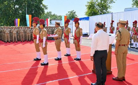 जालौन में पुलिस स्मृति दिवस पर शहीदों को नमन:डीएम-एसपी समेत अधिकारियों ने पुष्पचक्र अर्पित कर किया याद