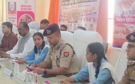 टूंडला में छात्राओं ने संभाली डीएम और एसएसपी की भूमिका:सुनीं फरियादियों की समस्याएं, मिशन शक्ति में दिखा बेटियों के सशक्तिकरण का उदाहरण