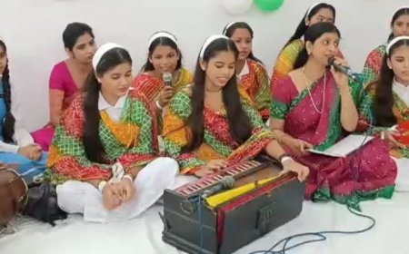 बरेली में गांधी जयंती मनाई:देशभक्ति गीतों से गूंजा कलेक्ट्रेट परिसर,महात्मा गांधी और लाल बहादुर शास्त्री को किया याद