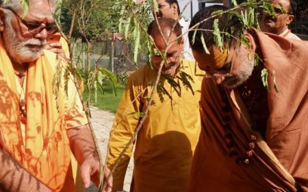 लखनऊ के मृत्युंजय महादेव मंदिर परिसर में पौधरोपण:धर्म के साथ प्रकृति बचाने का दिया संदेश, स्वामी चिदम्बरानंद ने लगाए पौधे