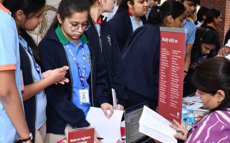 DPSG मेरठ रोड में करियर मेला लगा:50 से ज्यादा विश्वविद्यालयों ने लिया हिस्सा, छात्रों को मिली उच्च शिक्षा की जानकारी