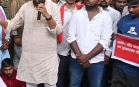 बांसडीह में किसानों और युवाओं का प्रदर्शन:मुआवजा, स्थायी ठोकर बनवाने, रिंग बंधे की मरम्मत और रेगुलेटर बनवाने की मांग