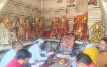 हरदोई डिपो में धार्मिक अनुष्ठान आयोजित:सिद्धेश्वर हनुमान मंदिर वर्षगांठ पर सुंदरकांड, अधिकारियों कर्मचारियों ने पाया प्रसाद