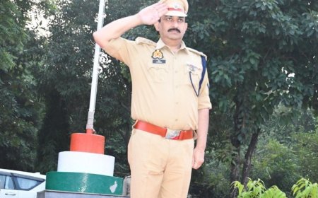 बागपत एसपी ने परेड की सलामी ली:पुलिसकर्मियों को अनुशासन और कार्यक्षमता बढ़ाने के निर्देश दिए, व्यवस्थाओं का भी जायजा लिया