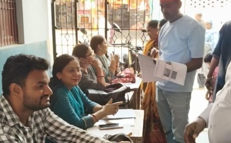 उन्नाव में नए वोटरों के नाम जोड़ने का अभियान चला:डीएम और सपा नेता ने बूथों पर पहुंचकर जायजा लिया, युवा मतदाताओं के जुड़ने का मौका