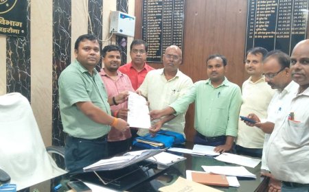लेखपाल संघ ने तहसील प्रशासन को ज्ञापन:24 अक्टूबर से जिला मुख्यालय पर अनिश्चितकालीन धरने की चेतावनी