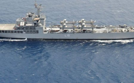 INS केसरी में पानी घुसा, कोई हताहत नहीं:विशाखापट्‌टन नेवल डॉकयार्ड में जहाज खड़ा था, पानी निकालने का काम जारी