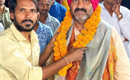 उझावली में माता रानी की महाआरती:मां दुर्गा की आराधना में शामिल हुए ग्रामीण, पूर्व विधायक समेत कई जनप्रतिनिधि पहुंचे