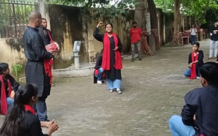 कानपुर डीएवी कॉलेज में नुक्कड़ नाटक:एनएसएस स्वयंसेवकों ने दिया जागरूकता संदेश, विकसित भारत के निर्माण पर चर्चा