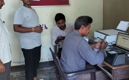 अयोध्या में आधार कार्ड बनाने के नाम पर अवैध वसूली:बच्चों के कार्ड भी 150 में बन रहे, ऑपरेटर बोला- ऊपर भी देना पड़ता है पैसा