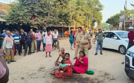 परिवार ने खुद पर तेल छिड़ककर आग लगाने की कोशिश:मिर्जापुर में मड़िहान तिराहे पर पुलिस ने रोका, 3 पीढ़ियों से रहने का दावा