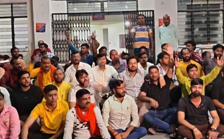 विभूतिखंड थाने पर भाजपा कार्यकर्ताओं का प्रदर्शन:पार्षद समेत कई भाजपाई 1 घंटे से कर रहे प्रदर्शन, बोले गरीब को पुलिस ने पीटा