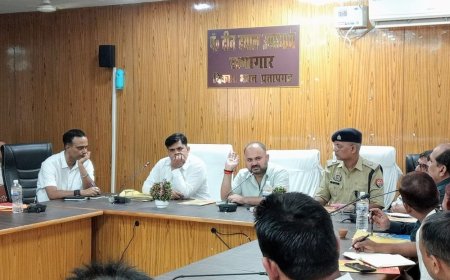 प्रतापगढ़ में 21 केंद्रों पर 52,272 अभ्यर्थी देंगे PET परीक्षा:डीएम ने बैठक कर व्यवस्थाओं की समीक्षा की, तलाशी के बाद मिलेगा प्रवेश