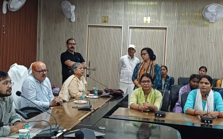 चंदौली में छात्राओं ने अंतरराष्ट्रीय बालिका दिवस पर दिया बाल:महिला कल्याण विभाग की गोष्ठी में DM ने की तारीफ, कौशल प्रशिक्षण पर जोर