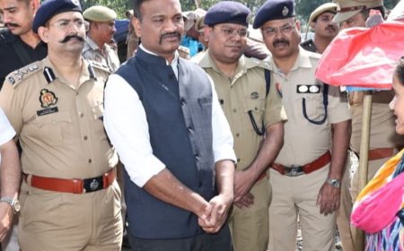 गाजियाबाद में पुलिस अफसरों ने बच्चों को बांटी मिठाई:पुलिस कमिश्नर ने महिलाओं से पूछा- राशन है या नहीं, 3000 गरीब लोगों को राशन सामग्री बांटी
