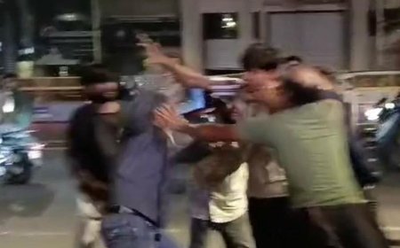 लखनऊ के हजरतगंज में दो पक्षों में मारपीट:सड़क पर दौड़ा-दौड़ाकर चले लात घूंसे, पुलिस के सामने भी नहीं डरे दबंग