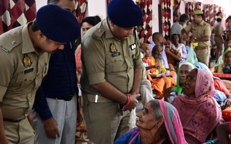 बहराइच में मिशन शक्ति टीम ने बांटी दीपावली की खुशियां:वृद्धाश्रम, वन स्टॉप सेंटर और छात्रावास में बांटे फल, मिठाई और कपड़े