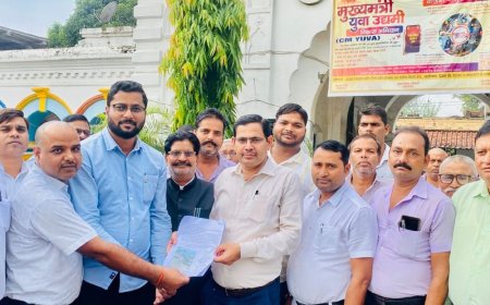 उप निबंधन कार्यालय की समस्याओं पर अधिवक्ताओं ने सौंपा ज्ञापन:महराजगंज में जर्जर रास्ते और नाली की समस्या पर अधिशासी अधिकारी आलोक मिश्रा को दिया