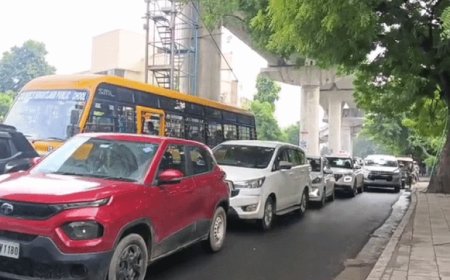 मेट्रो बैरिकेडिंग हटने के बाद भी MG रोड पर जाम:फंसी रही एम्बुलेंस और स्कूल बस, रेंगते रहे वाहन, पीक आर्वस में रोज का यही हाल