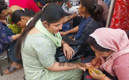 करवा चौथ से एक दिन पहले बाजारों में उमड़ी भीड़:महिलाओं ने जमकर की खरीदारी, मेहंदी लगवाने के लिए लाइन
