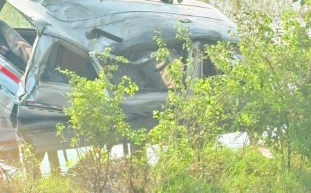 जालौन में DCM ने स्कूली वैन को टक्कर मारी:वैन खंती में गिरी, 13 बच्चे सुरक्षित, एक को हल्की चोट