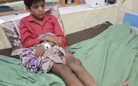 हाथरस में पांच लोगों को सांप ने डंसा:बोतल में बंद सांप को जिला अस्पताल में लेकर पहुंचे लोग