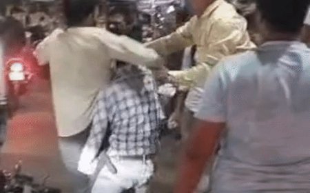 उन्नाव में सड़क पर भिड़े पिकअप चालक-बाइक सवार, मारपीट:वीडियो में बीच-बचाव करती दिखी युवती, जांच के बाद होगी कार्रवाई