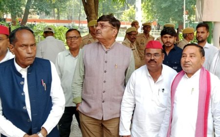 MLC चुनाव को लेकर सपा ने DM को सौंपा ज्ञापन:लखीमपुर खीरी में 23 अक्टूबर को होगा लखनऊ खंड स्नातक-शिक्षक का चुनाव