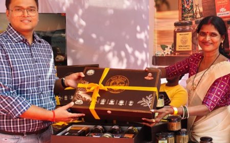 लखनऊ में बांटे गए सोनभद्र के उत्पादों से बने गिफ्ट:लखनऊ में 'सोन अर्थ' ब्रांड से ग्रामीण महिलाओं के उत्पादों को मिलेगी नई पहचान