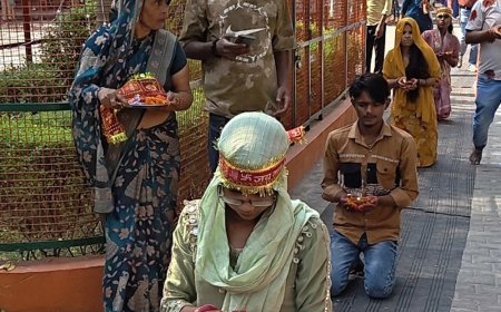 जलता दीपक लेकर घुटनों के बल मंदिर पहुंचे श्रद्धालु:मां-बाप की सलामती, किसी ने मांगा अच्छा ससुराल, मंदिर में जुटी भीड़