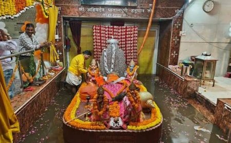 लखनऊ में गोमती का कहर, लेटे हनुमान मंदिर के गर्भगृह तक पहुंचा पानी