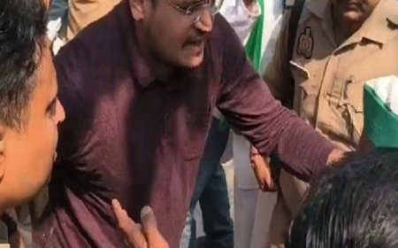 भाकियू नेताओं ने सिटी मजिस्ट्रेट को दिया धक्का:जमीन पर गिरे, पुलिस से भी हुई धक्का-मुक्की, सीईसी के खिलाफ किया प्रर्दशन