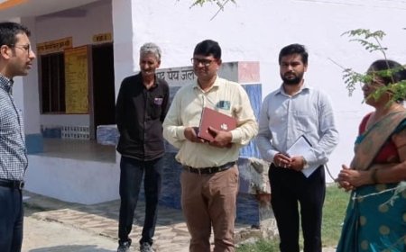 अमेठी डीएम ने कंपोजिट विद्यालय का किया औचक निरीक्षण:बच्चों को गणित-अंग्रेजी पढ़ाकर परखी शैक्षिक क्षमता, दिए जरूरी निर्देश