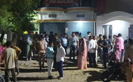आजमगढ़ में नवजात की मौत पर हंगामा:गीता चाइल्ड केयर हॉस्पिटल पर गंभीर आरोप, अस्पताल के सामने शव रखकर धरने पर बैठे परिजन, लापरवाही का आरोप