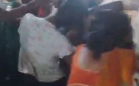 गोंडा में दुर्गा पूजा पंडाल के पास महिलाओं-लड़कियों में मारपीट:गाली-गलौज के बाद खींचे बाल,सड़क पर एक दूसरे को पटककर की मारपीट