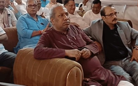 मंत्री के पास जमीन पर बैठे दिखे प्रभारी मत्स्य अधिकारी:चंदौली में संजय निषाद सोफे पर बैठकर सुन रहे थे श्रीराम कथा, कार्यकर्ता भी साथ नजर आए