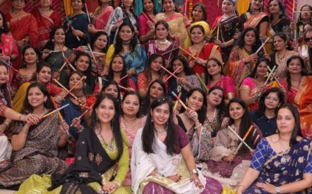 आगरा में गरबा उत्सव:राजुल महिला मंडल की सदस्यों ने दी प्रस्तुति, प्रियंका और रुपाली बनीं ‘गरबा क्वीन’