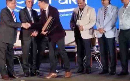 डॉ. समर्थ कुमार अग्रवाल को मुंबई में एक्सीलेंस अवॉर्ड मिला:32 साल की मेहनत का फल बताया, रामपुर के लोगों को समर्पित किया