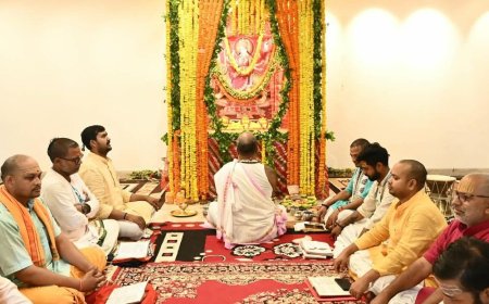 काशी विश्वनाथ धाम में शक्ति आराधना:अष्टमी पर गूंजे वैदिक मंत्र, मां विशालाक्षी को अर्पित की श्रृंगार सामग्री