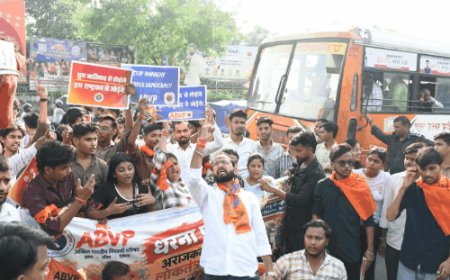 कानपुर में ABVP का प्रदर्शन:CJP के खिलाफ नारेबाजी की, पुतला फूंका, बोले- संवैधानिक संस्थाओं की गरिमा बनाए रखने की मांग