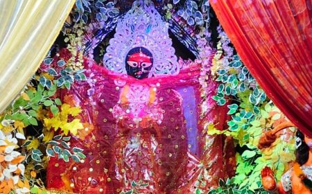 हवा महल की तर्ज पर बना मां दुर्गा का पंडाल:पंडाल के अंदर मां दुर्गा की भव्य मूर्ति स्थापित की गई, दर्शन के लिए पहुंचे श्रद्धालु