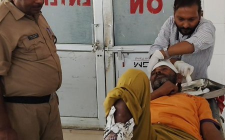ट्रेन छूटने के डर से चलती एक्सप्रेस से कूदा वृद्ध:इटावा जंक्शन पर प्लेटफार्म पर गिरकर गंभीर घायल, आरपीएफ ने अस्पताल पहुंचाया