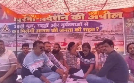 आगरा में ईदगाह-खेरिया ROB बंद,धरने पर बैठे व्यापारी:लोगों ने लगाए पुल बनाओ उल्लू न बनाओ के पोस्टर, बोले- 8 साल में 4 बार उद्घाटन, बने सिर्फ 4 पिलर