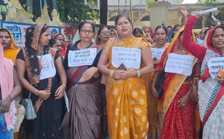 समूह महिलाओं ने डीएम कार्यालय घेरा:2 हजार मानदेय में नहीं चल रहा घर, 15 हजार की मांग