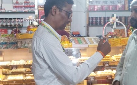 प्रयागराज में बीकानेर की 15 दुकानों पर FSDA का छापा:15 मिठाइयों के नमूने लिए, कई जगह गंदगी और स्वास्थ्य प्रमाणपत्र नहीं मिले