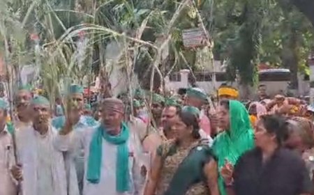बहराइच में किसान गन्ना लेकर कलेक्ट्रेट पहुंचे:समर्थन मूल्य 600 रुपये करने, बकाया भुगतान और कर्ज माफी की मांग
