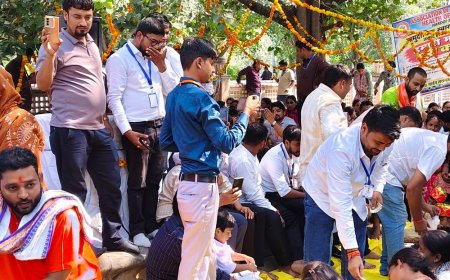 लखनऊ में सीएचओ ने किया कन्या पूजन:आंदोलन के 22वें दिन पूजा-अर्चना, नियमितीकरण; कैडर निर्माण की मांग
