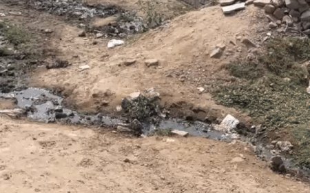 आगरा के सदर क्षेत्र में गांव जैसी कच्ची सड़कें:परेशान लाेगों ने पार्षद का घर घेरा, पार्षदपति बोले नहीं आया पैसा