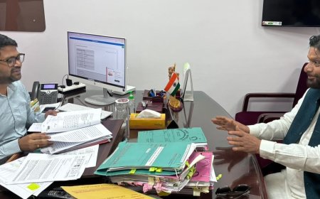 झांसी के मढ़िया मंदिर वासियों का मुद्दा भोपाल में उठा:पूर्व केंद्रीय मंत्री प्रदीप जैन आदित्य पहुंचे रक्षा संपदा के अधिकारियों के पास, मकान गिराने का है नोटिस